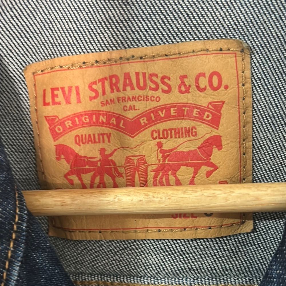 Levi's Dark Blue Classic Denim Jacket with Embroidery NBA 1785 NWT Small - Picture 3 of 8